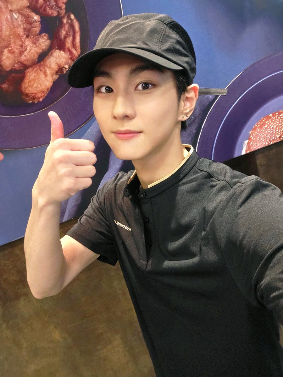 ENHYPEN's tweet photo. [#오늘의ENHYPEN] 알바 현장 매운맛 제대로 보고 왔어요🔥 마침 불금인데 오늘 저녁은 치킨 먹으면서 워크맨 보기 🍗 #261002 @ 워크맨 https://t.co/McGPFWSgbv