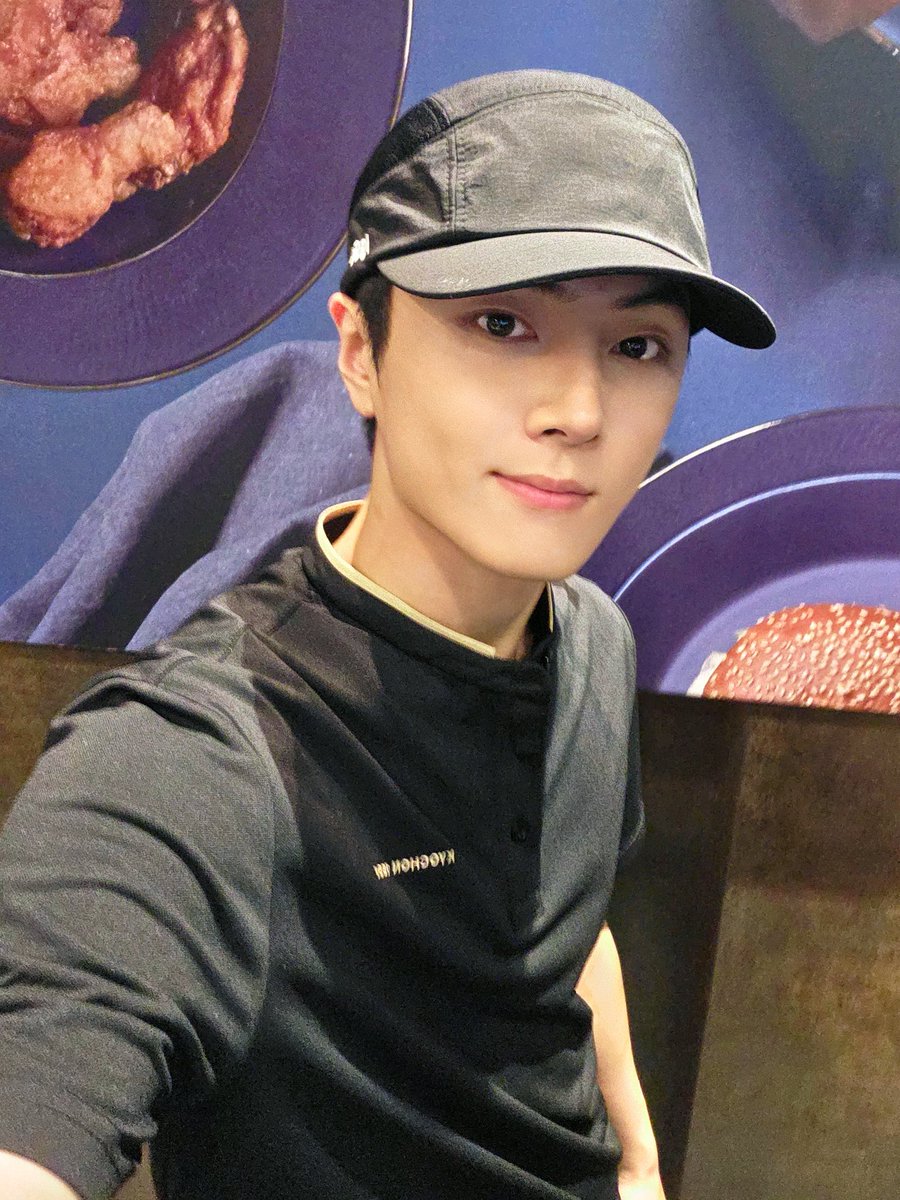 ENHYPEN's tweet photo. [#오늘의ENHYPEN] 알바 현장 매운맛 제대로 보고 왔어요🔥 마침 불금인데 오늘 저녁은 치킨 먹으면서 워크맨 보기 🍗 #261002 @ 워크맨 https://t.co/McGPFWSgbv