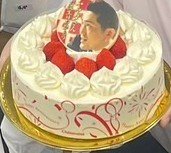 pachislotenchou's tweet photo. 私事ですが本日で45歳を迎えました。
エリアの店長に祝っていただきましたので、ケーキの画像粗いですが載せておきます♪

時が経つのは早いですね。
数年前まで歌舞伎町で毎月誕生日祝ってた頃が懐かしいですw

そんなわけで45歳一発目のグルメレポートになります！

【ヤマドラ界隈】
巡回時のグルメレポートです🐡ｲｸｩ

先日富士宮市にある、虹屋ミミ様にランチへ

こちらのお店は第一回鉄人グランプリで優勝した噂のお店です！

シンプルに焼きそばを注文

こんがり焼かれた焼きそばは、美味しくて幸せでした♪
