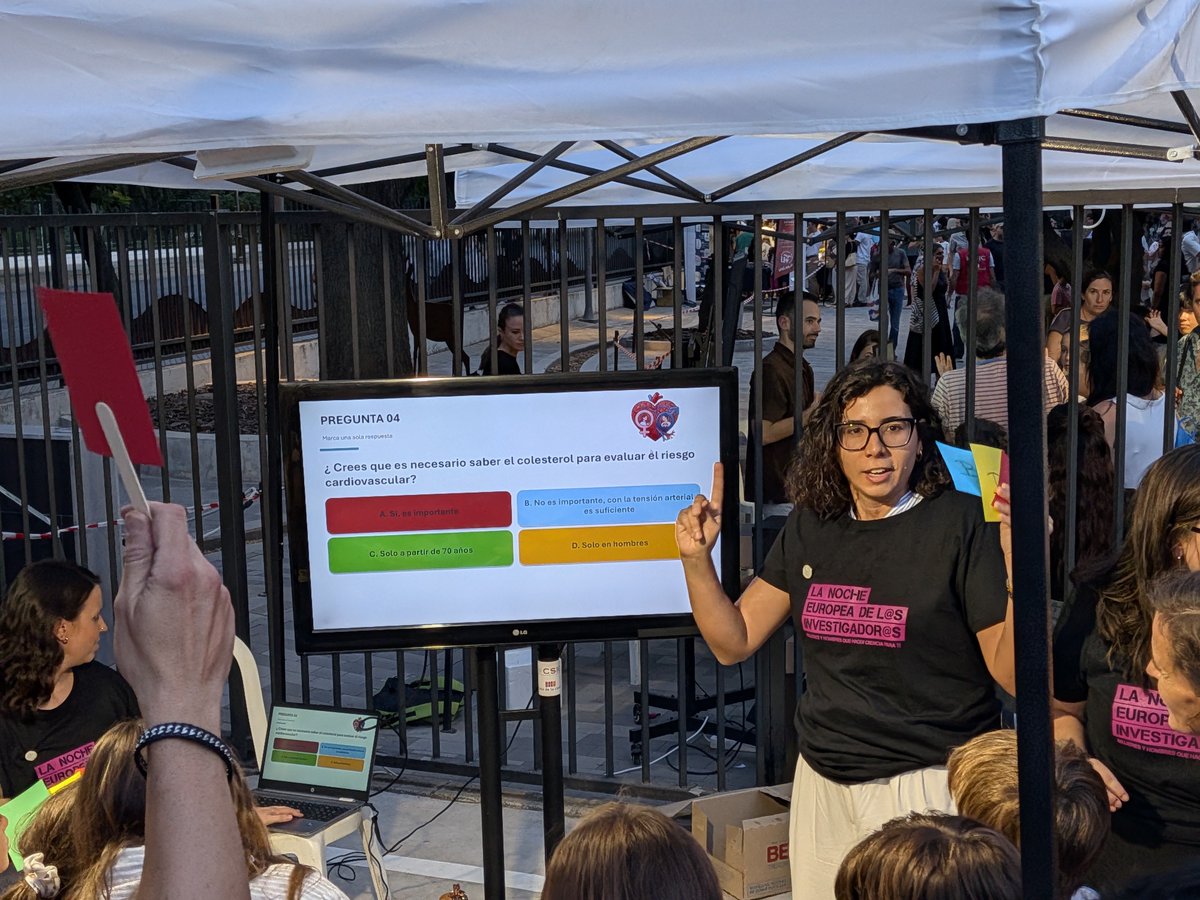 cabimer's tweet photo. ❤️ ¿Cuánto sabes sobre tu corazón? En el taller «Género en la salud cardiovascular», nuestro equipo puso a prueba al público con un quiz sobre cómo la edad, los hábitos y la menopausia afectan al corazón. ¡Gracias por participar! #NocheInvestigadores #NIGHTspain @FDescubre https://t.co/GEtdEtCLtd