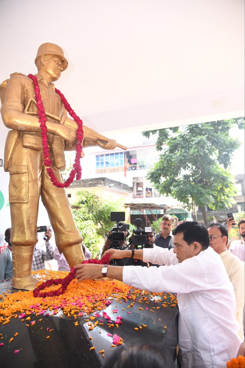 aksharmaBharat's tweet photo. आज राष्ट्रपिता महात्मा गांधी जी की जयंती ‘स्वच्छ भारत दिवस’ पर लखनऊ नगर स्थित मुंशी पुलिया मेट्रो स्टेशन के पास कारगिल शहीद कैप्टन मुकेश श्रीवास्तव जी की प्रतिमा पर पुष्प अर्पित कर #SwachhataHiseva2026 अभियान के तहत सफाई कार्य किया।

इस अवसर पर अपने सभी सफाई मित्रों का उत्साहवर्धन किया।

@narendramodi @myogiadityanath @AmitShah @NitinNabin @mppchaudhary @idharampalsingh 
#SevaSankalpAbhiyan
