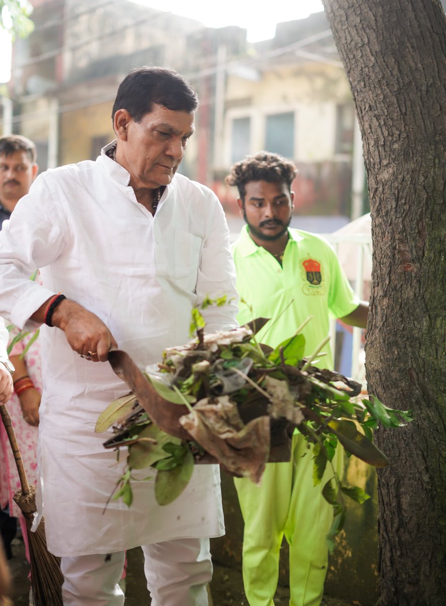 aksharmaBharat's tweet photo. आज राष्ट्रपिता महात्मा गांधी जी की जयंती ‘स्वच्छ भारत दिवस’ पर लखनऊ नगर स्थित मुंशी पुलिया मेट्रो स्टेशन के पास कारगिल शहीद कैप्टन मुकेश श्रीवास्तव जी की प्रतिमा पर पुष्प अर्पित कर #SwachhataHiseva2026 अभियान के तहत सफाई कार्य किया।

इस अवसर पर अपने सभी सफाई मित्रों का उत्साहवर्धन किया।

@narendramodi @myogiadityanath @AmitShah @NitinNabin @mppchaudhary @idharampalsingh 
#SevaSankalpAbhiyan