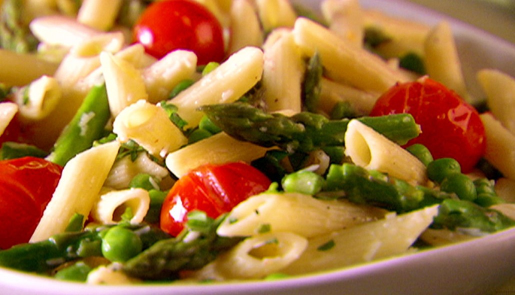 DavidaWithsrrb's tweet photo. Pasta casera con tomate fresco y albahaca, justo lo que necesitaba para calentar el día. Delicioso!， https://t.co/jT7nDUPijr