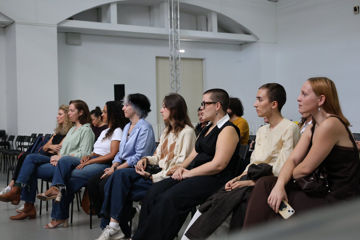 LABoral's tweet photo. Esta mañana en LABoral hemos presentado en una rueda de prensa la programación para esta tarde en La Noche Blanca. 👇

¡Os esperamos hoy a partir de las 19 h! 👏👀

Entrada libre y gratuita 🎟️

🔗 Programa completo: https://t.co/aI7n6FCkaO https://t.co/i8bnI14YCz