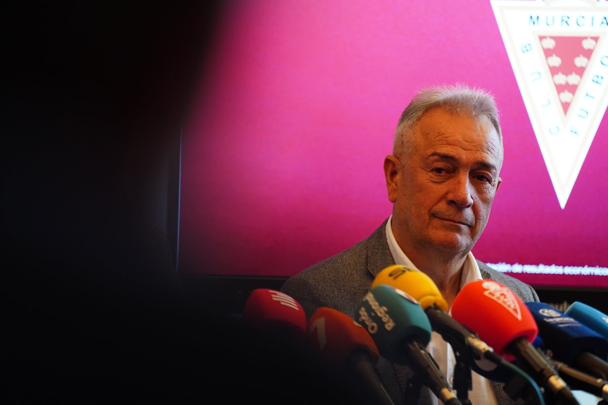 realmurciacfsad's tweet photo. 𝑭𝑬𝑳𝑰𝑷𝑬 𝑴𝑶𝑹𝑬𝑵𝑶

🗣️ «Hemos superado los 19.000 abonados en la temporada 2025/26, la segunda mayor cifra de la historia del Real Murcia».

❤️ Una afición que sigue creciendo. https://t.co/LwG1RpzaZq
