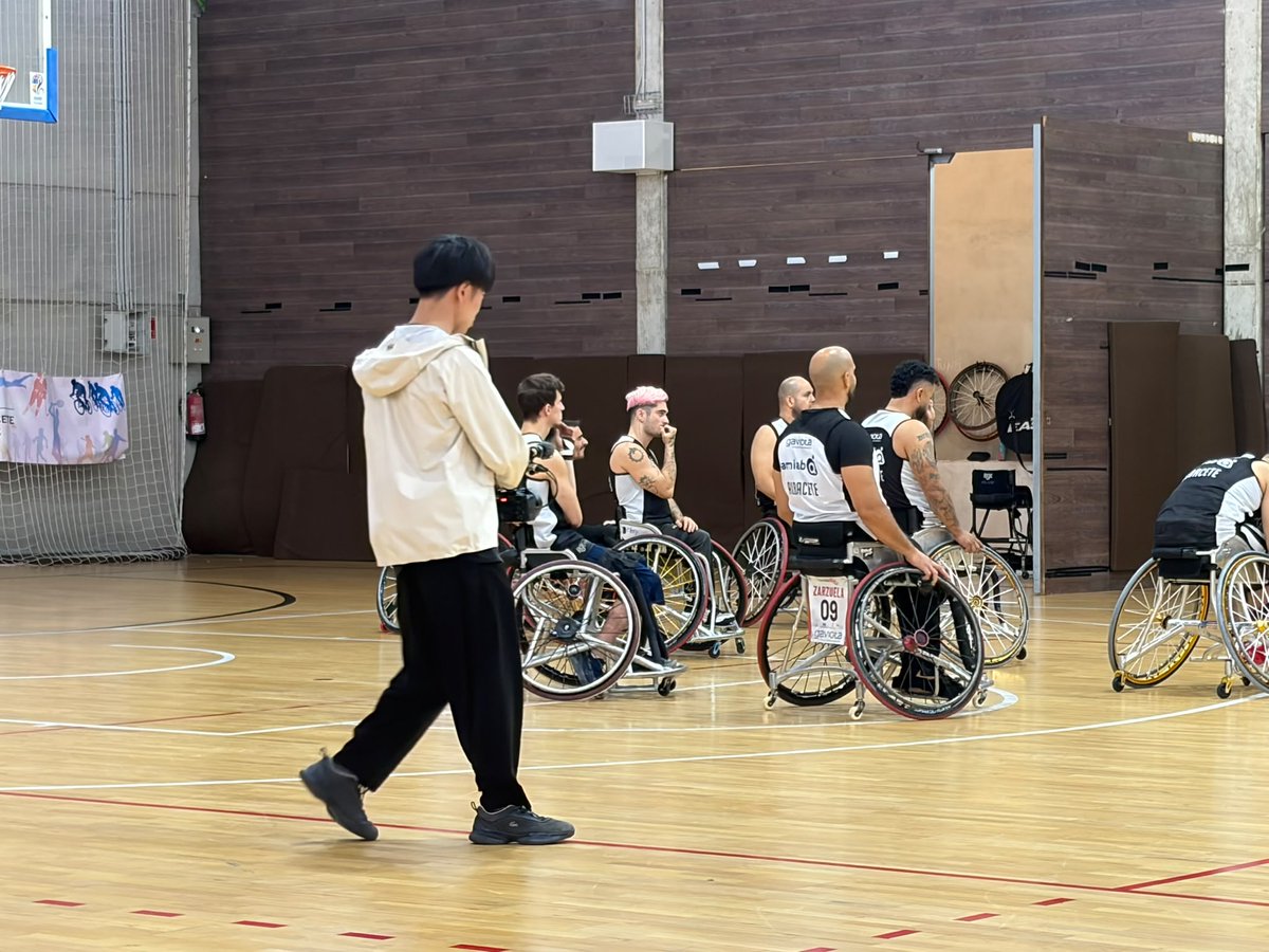 BsramiabA's tweet photo. 🏀 ¡Seguimos a tope con los entrenos! 💪🔥

Y hoy hemos tenido una visita muy especial… 🇯🇵📺
¡La TV japonesa se ha pasado por nuestro entrenamiento! 👀🎥

Han estado grabando un reportaje sobre el equipo y, especialmente, sobre nuestro jugador nipón Chokai 🇯🇵

#BSR #BSREspaña https://t.co/ZoQlE1MImM
