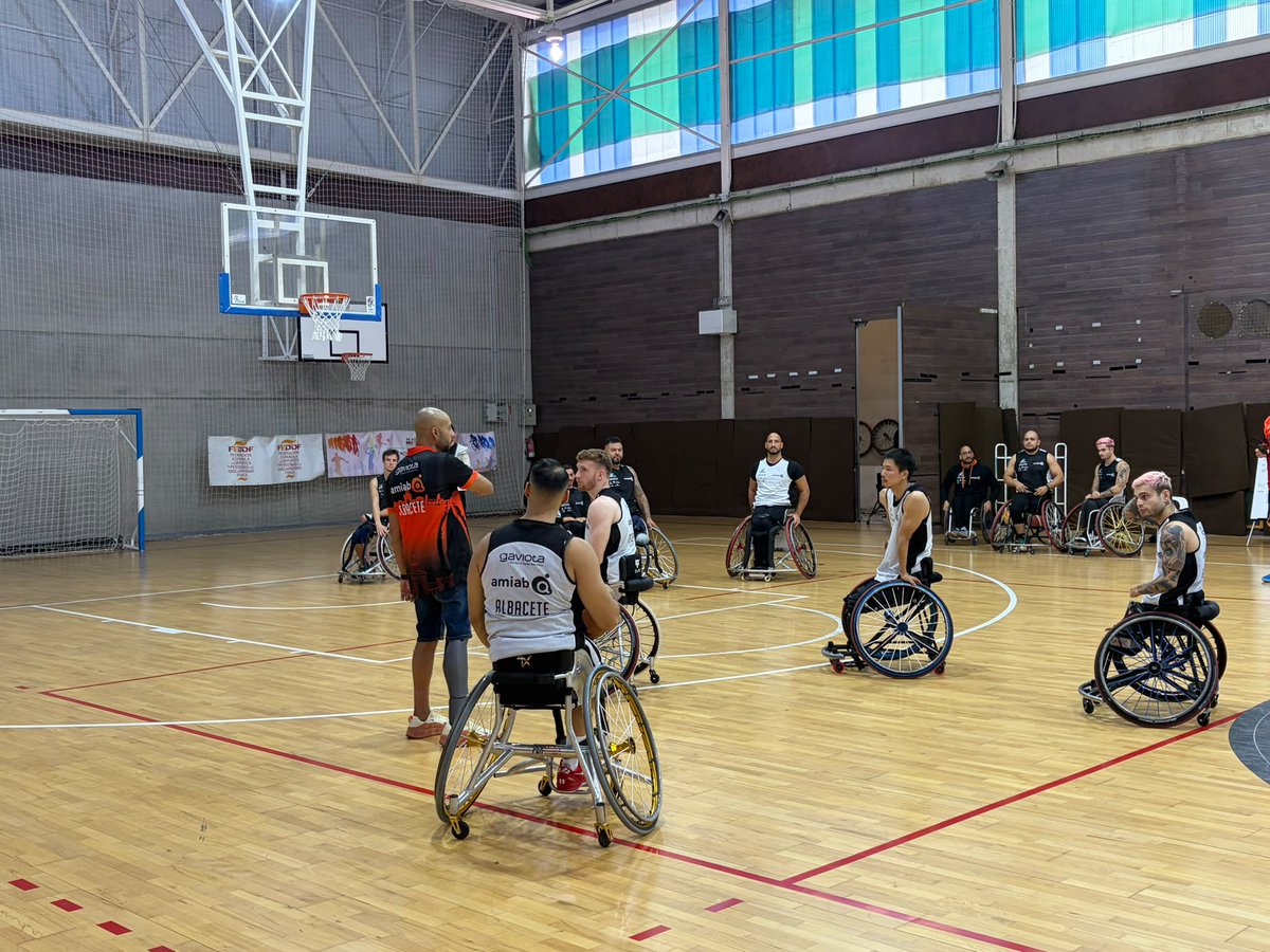 BsramiabA's tweet photo. 🏀 ¡Seguimos a tope con los entrenos! 💪🔥

Y hoy hemos tenido una visita muy especial… 🇯🇵📺
¡La TV japonesa se ha pasado por nuestro entrenamiento! 👀🎥

Han estado grabando un reportaje sobre el equipo y, especialmente, sobre nuestro jugador nipón Chokai 🇯🇵

#BSR #BSREspaña https://t.co/ZoQlE1MImM