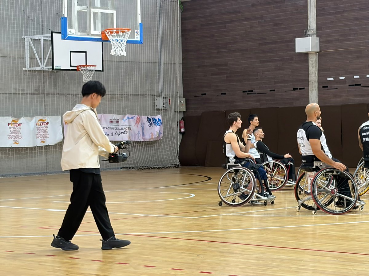 BsramiabA's tweet photo. 🏀 ¡Seguimos a tope con los entrenos! 💪🔥

Y hoy hemos tenido una visita muy especial… 🇯🇵📺
¡La TV japonesa se ha pasado por nuestro entrenamiento! 👀🎥

Han estado grabando un reportaje sobre el equipo y, especialmente, sobre nuestro jugador nipón Chokai 🇯🇵

#BSR #BSREspaña https://t.co/ZoQlE1MImM