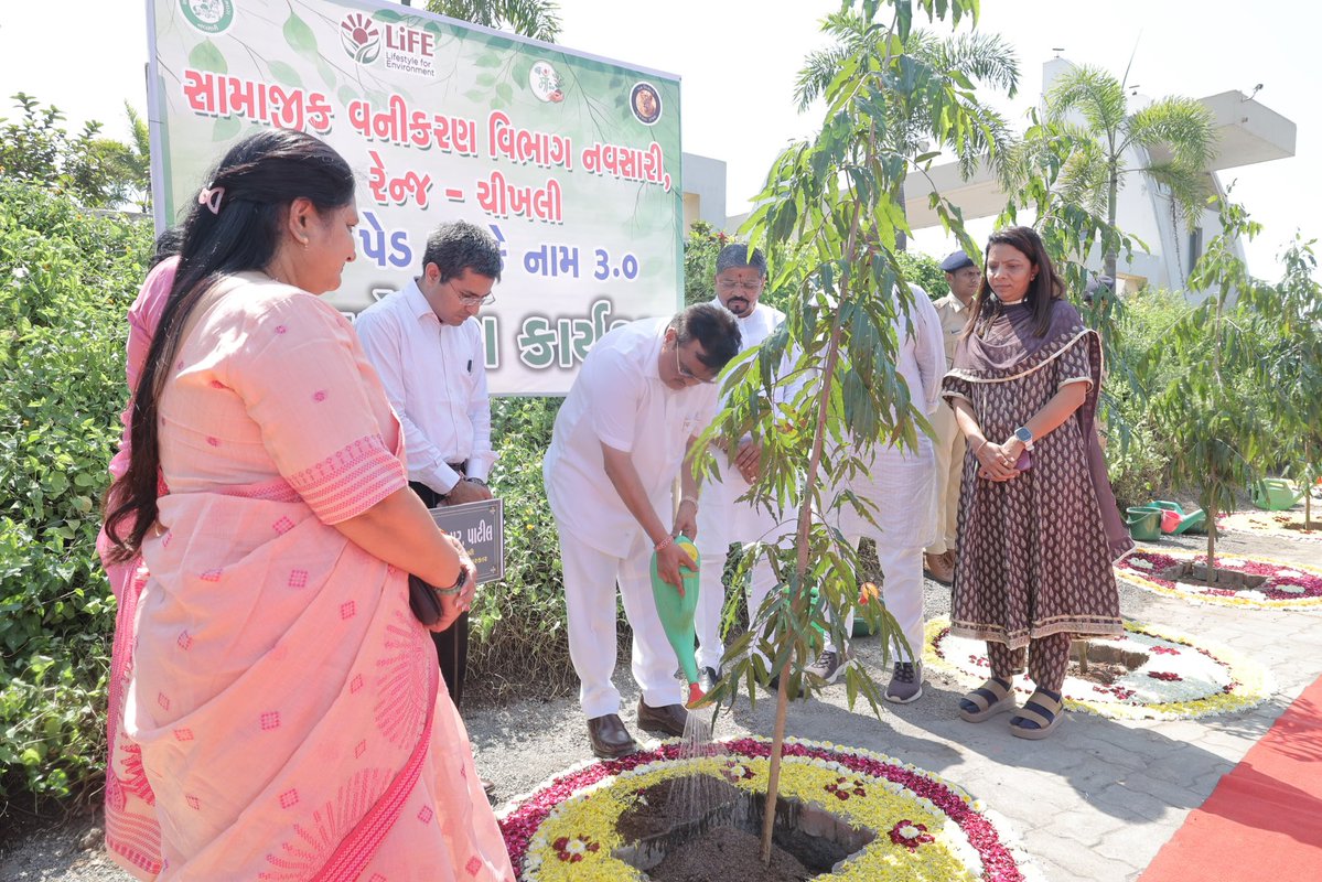 CRPaatil's tweet photo. ‘एक पेड़ माँ के नाम’ अभियान के अंतर्गत वृक्षारोपण में सहभागी होकर मातृशक्ति को नमन किया। माँ के नाम समर्पित यह पौधा आने वाली पीढ़ियों के लिए हरियाली, छाँव और जीवन का उपहार बने, यही कामना है।

इस अवसर पर गुजरात सरकार के माननीय मंत्री श्री नरेश पटेल, स्वच्छ भारत मिशन (ग्रामीण) की मिशन निदेशक श्रीमती ऐश्वर्या सिंह, जल शक्ति मंत्रालय के पेयजल एवं स्वच्छता विभाग के वरिष्ठ अधिकारी, नवसारी जिला कलेक्टर, जिला विकास अधिकारी, भाजपा नवसारी जिला अध्यक्ष श्री भुराभाई शाह तथा राज्य एवं जिला प्रशासन के अन्य वरिष्ठ अधिकारी उपस्थित रहे।

#EkPedMaaKeNaam