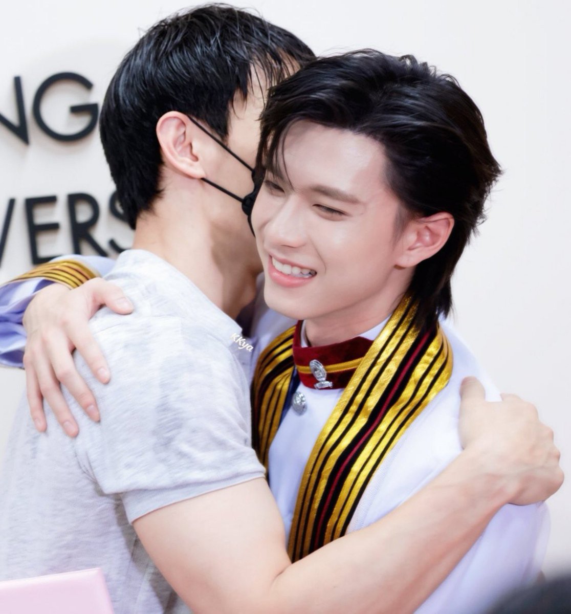ppoohktlover's tweet photo. Pavel really came through the rain just to be beside his man on his graduation day, looking so damn proud of him. Those smiles and their intertwined hands. if this isn’t love idk what is😭❤️

POOH GRAD CEREMONY

#PoohGraduationDay
#poohpavel
#ppoohkt #pavelphoom https://t.co/XKkicy3bgQ