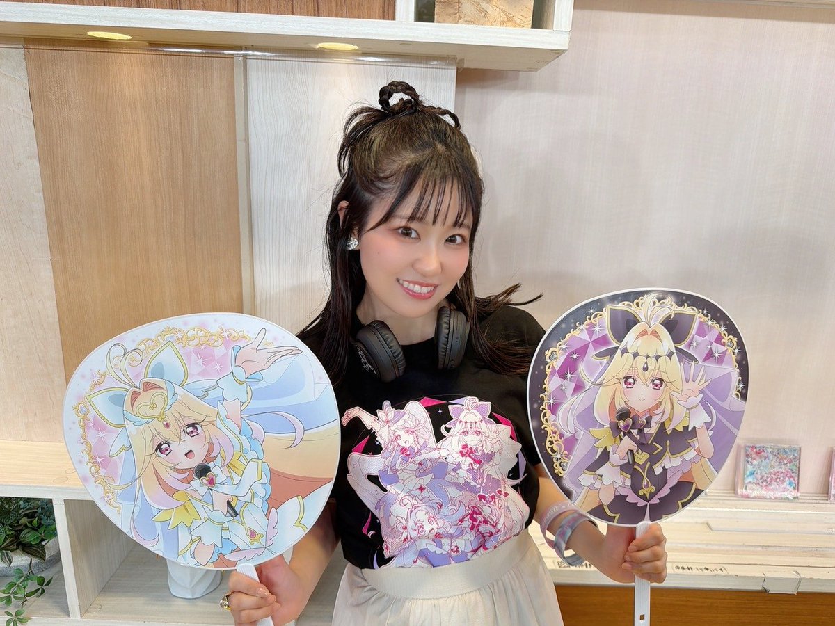 naobou_official's tweet photo. 明日はいよいよ！

『名探偵プリキュア！LIVE2026』
キュアット熱唱！はなまるShowtime☆

今、プリキュアメンバー4人でいます🫶
明日に向けてドキドキしながらテンションも高まっています……！🔍

皆さんに会えるのを楽しみにしていますね✨（東山奈央）

⬇️配信チケット
https://t.co/N7579GIH3T https://t.co/luv95KQdBa
