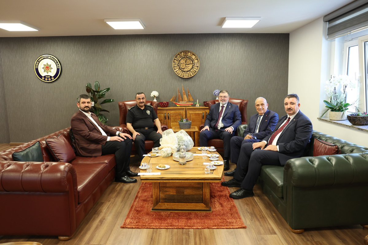 Bilalsaygili's tweet photo. Cumhurbaşkanımız Sayın @RTErdogan’ın tensip ve takdirleriyle İzmir İl Emniyet Müdürü olarak atanan Sayın Ahmet Arıbaş’a hayırlı olsun ziyaretinde bulunduk.

İzmir’imizin huzuru, güvenliği ve esenliği için üstlendiği bu önemli vazifede Sayın Müdürümüze başarılar diliyor; yeni görevinin şehrimiz ve Emniyet Teşkilatımız için hayırlara vesile olmasını temenni ediyorum.

📍İzmir İl Emniyet Müdürlüğü