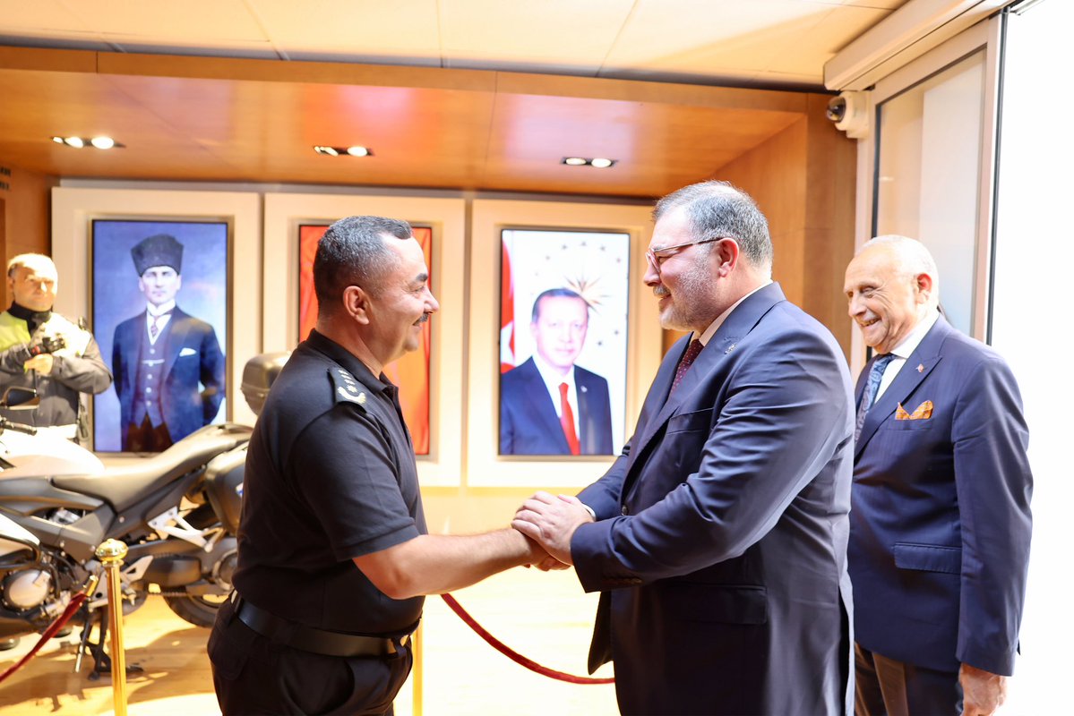 Bilalsaygili's tweet photo. Cumhurbaşkanımız Sayın @RTErdogan’ın tensip ve takdirleriyle İzmir İl Emniyet Müdürü olarak atanan Sayın Ahmet Arıbaş’a hayırlı olsun ziyaretinde bulunduk.

İzmir’imizin huzuru, güvenliği ve esenliği için üstlendiği bu önemli vazifede Sayın Müdürümüze başarılar diliyor; yeni görevinin şehrimiz ve Emniyet Teşkilatımız için hayırlara vesile olmasını temenni ediyorum.

📍İzmir İl Emniyet Müdürlüğü