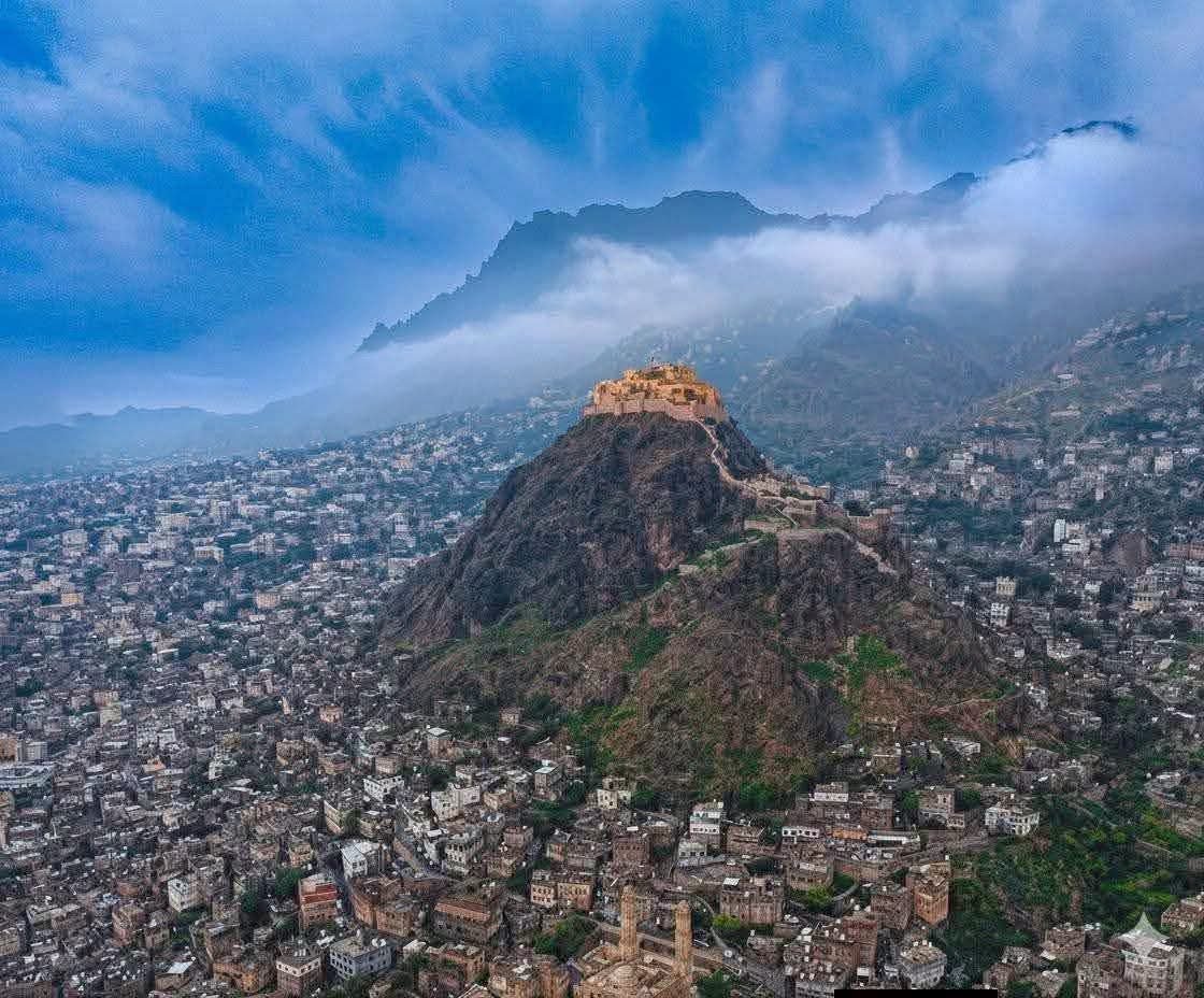 naife_albakry's tweet photo. تعز اليوم تقول كلمتها في واحدة من أشد جبهات المواجهة. هذه المدينة التي نذرت نفسها دائمًا للحرية، تقف برجالها وشبابها وقبائلها في وجه الموجات الانتحارية وأنساق الحوثيين المتتالية التي زج بها صاحب كهف مران، وتثبت من جديد أن إرادة أبنائها عصية على التركيع، وأن مشروع الإمامة لا مكان له بين اليمنيين.

تعز التي دفعت أثمانًا كبيرة في سبيل الجمهورية والحرية، تعرف جيدًا معنى هذه المعركة، وتدرك أن المعركة اليوم ليست على موقع او جبهة، بل معركة فاصله على مستقبل اليمن وهويته ودولته.