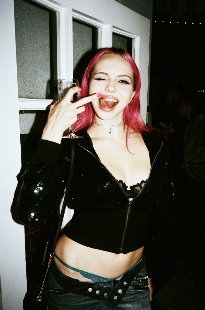 jooppers's tweet photo. my vampire gf https://t.co/t7KZ6I1DT9
