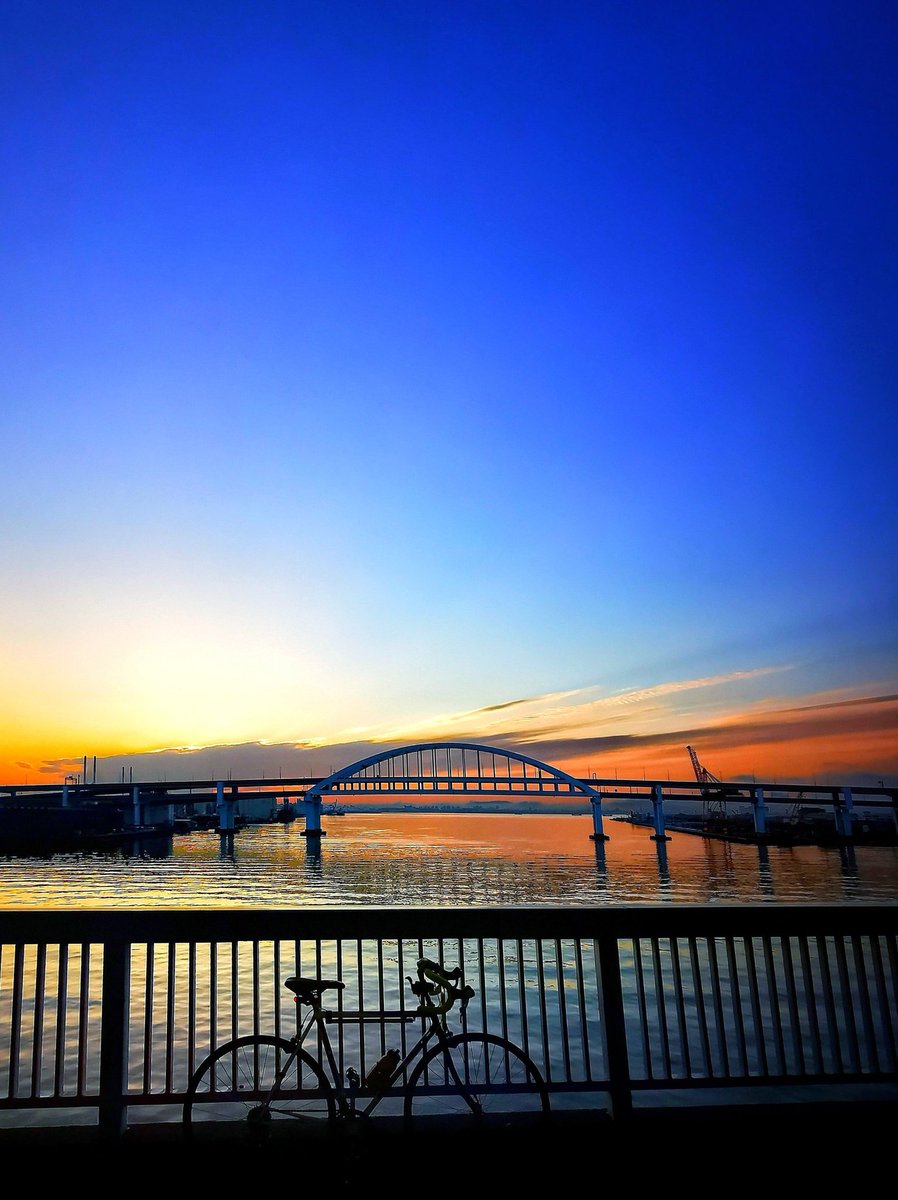 shakekanwel's tweet photo. 五色に彩られた空
指し示す方向へ

導きの彩光を皆さまへ🤗🌈 https://t.co/kRALdakWve