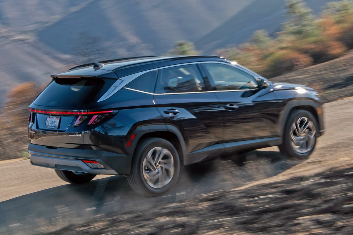 ArizonaDriver's tweet photo. Arriving midweek: the 2026 Hyundai Tucson Limited AWD Hybrid, just as the all-new 2027 has been revealed... so a swan song, an  announcement and for some an inspiration to go grab a 2026 (perhaps at  closeout prices?). #hyundaiusa #hyundaitucson #hyunaitucsonhybrid https://t.co/940cdQ9gsY