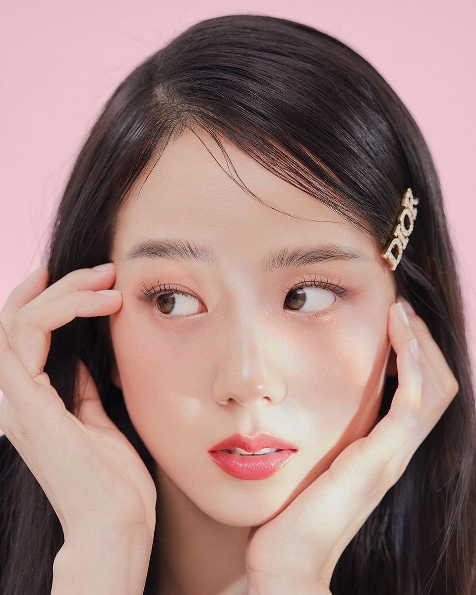 sooysaturnity's tweet photo. Remember when Dior gifted Jisoo a $16,500 Miss Dior by Judy Chicago, one of only 25 pieces in the entire world? Yeah, THAT kind of Dior princess treatment 🥰 https://t.co/b2SBKHQGER