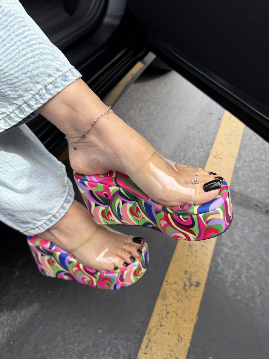 missheels0770's tweet photo. Black toes in clear psychedelic wedges. Too loud for a Friday coffee run? https://t.co/q6iG4Sujct