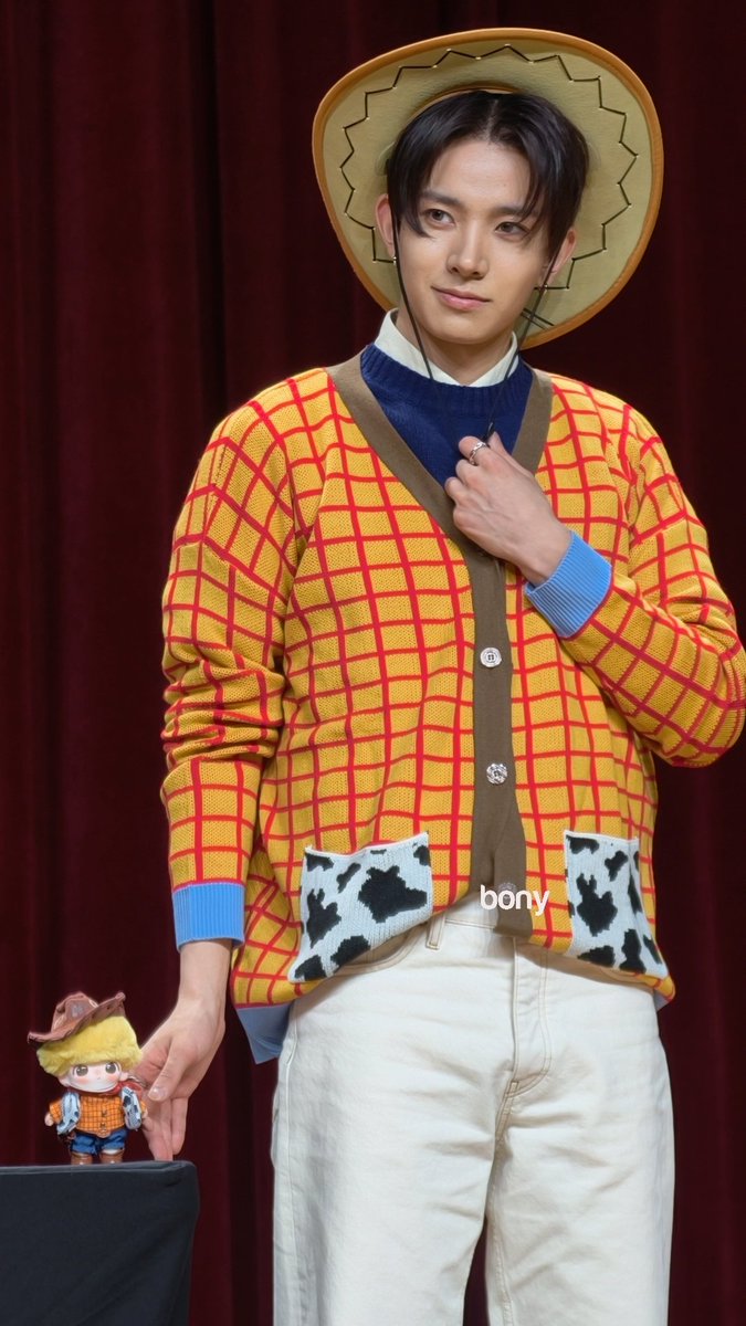 cuddlyheeseung's tweet photo. awww evan dressed as woody, so damn cute ♡ https://t.co/5DIMZaxY0Q
