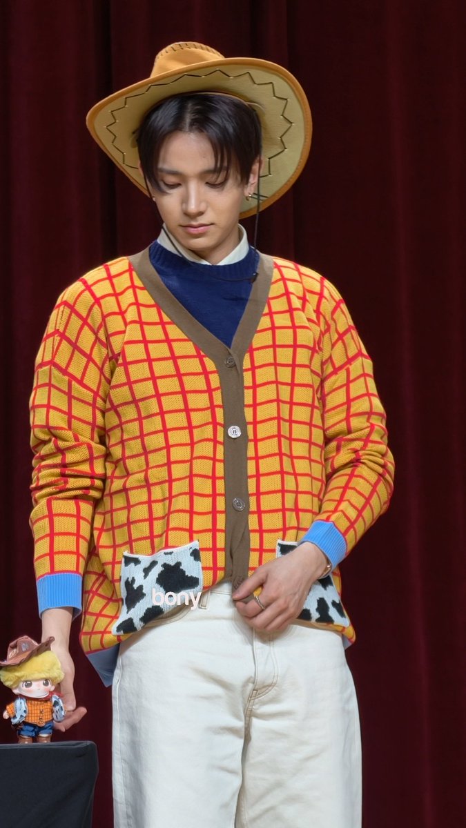 cuddlyheeseung's tweet photo. awww evan dressed as woody, so damn cute ♡ https://t.co/5DIMZaxY0Q