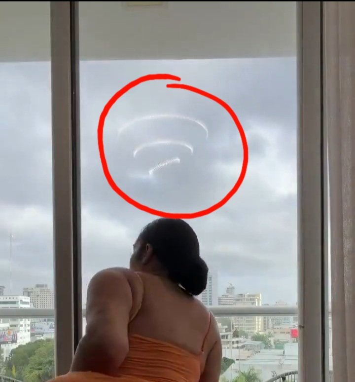 TAPrickDe_mello's tweet photo. @boyalonefy Is it AI? Or do I think I saw a spaceship or tornado coming ... 😜 https://t.co/iyxpBJk3fM