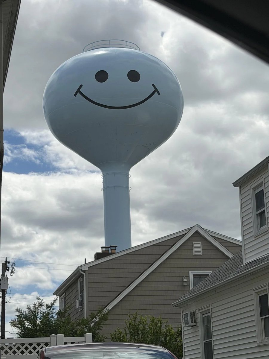 koyo_mi777's tweet photo. ngl i cant belive the fishmonger watertower is real OMFG

its so sillyyyyy how you have this in your neighborhood and just not be happy all the time look at his smile omg https://t.co/jPzKpi1ogZ
