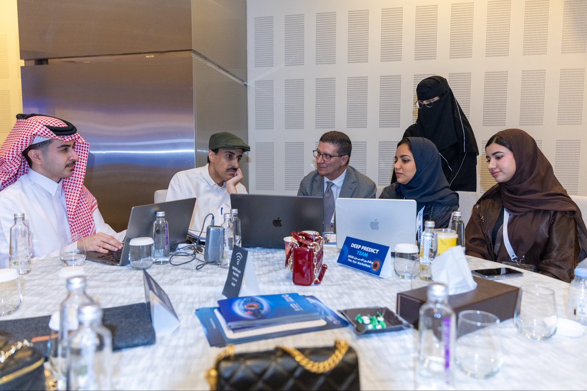 KKESHKSA's tweet photo. خلال Hacking Time لليوم الثاني، تواصل الفرق المشاركة استكمال مخطوطاتها البحثية ومراجعتها، استعدادًا لتقديمها إلى مجلات علمية محكّمة.

#هاكاثون_العيون
#TheEyeHackathon https://t.co/9dgtP63rL4