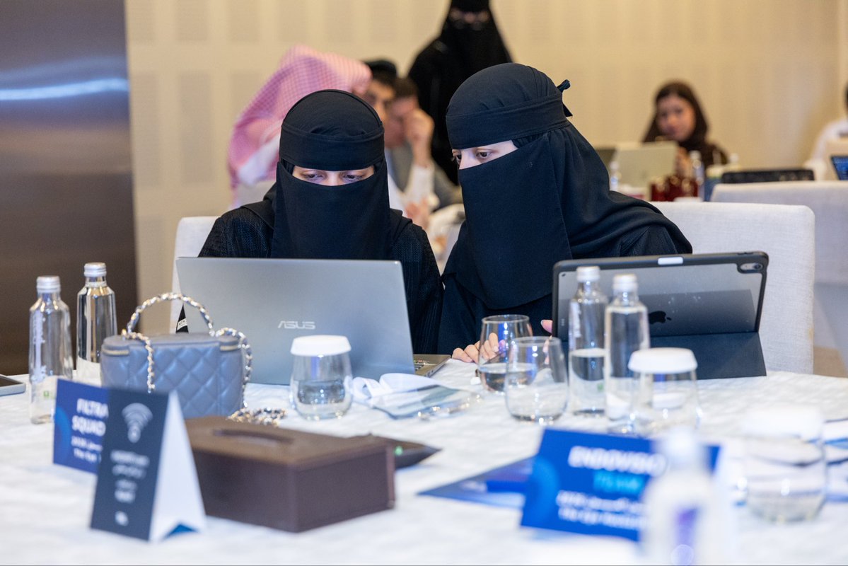 KKESHKSA's tweet photo. خلال Hacking Time لليوم الثاني، تواصل الفرق المشاركة استكمال مخطوطاتها البحثية ومراجعتها، استعدادًا لتقديمها إلى مجلات علمية محكّمة.

#هاكاثون_العيون
#TheEyeHackathon https://t.co/9dgtP63rL4