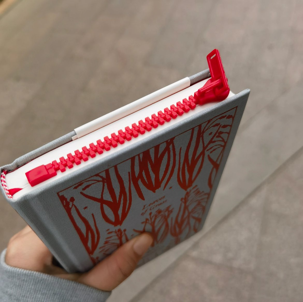 mexrmaids's tweet photo. GUYS... AKU NEMU LAGI PEMBATAS BUKU YANG SANGAT UNIK ��� https://t.co/Qh7z2BmMof