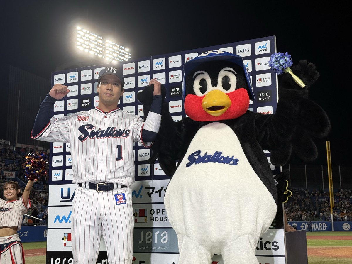 swallowspr's tweet photo. 本日のお立ち台🎉
#山田哲人 選手！
頼りになる男の一打で見事勝利しました⚾️

#swallows #燕心全開 https://t.co/VXIVh0sY0c