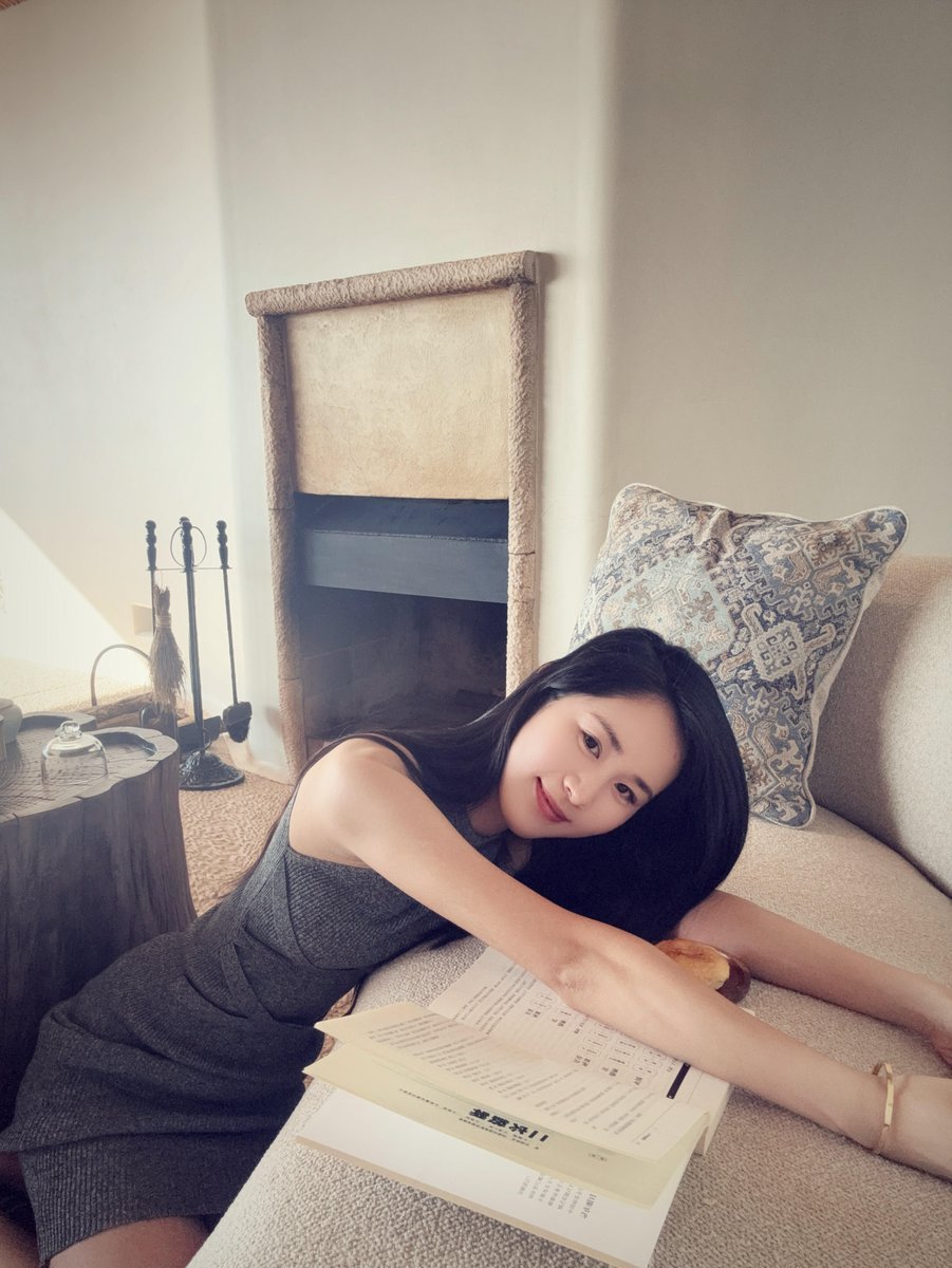 ZacharyRodd6as's tweet photo. 95后｜已婚｜老师 🎀  
第一次在 X 露脸，平时工作里一本正经，
下班以后其实是完全不同的状态，有人喜欢这种反差感吗？
不知道这样的我，会不会有人喜欢？
认识一下，交个朋友。😉
#老师 #反差 #新人 https://t.co/eqmDpC5SyV