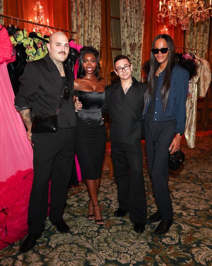 King1Kita's tweet photo. Ohana!
Olandria, Reggie, Matthew &amp; Christian Siriano.

OLANDRIA AT PFW SS27
#OlandriaxPFWSS27 https://t.co/3MIAe8Bxvv