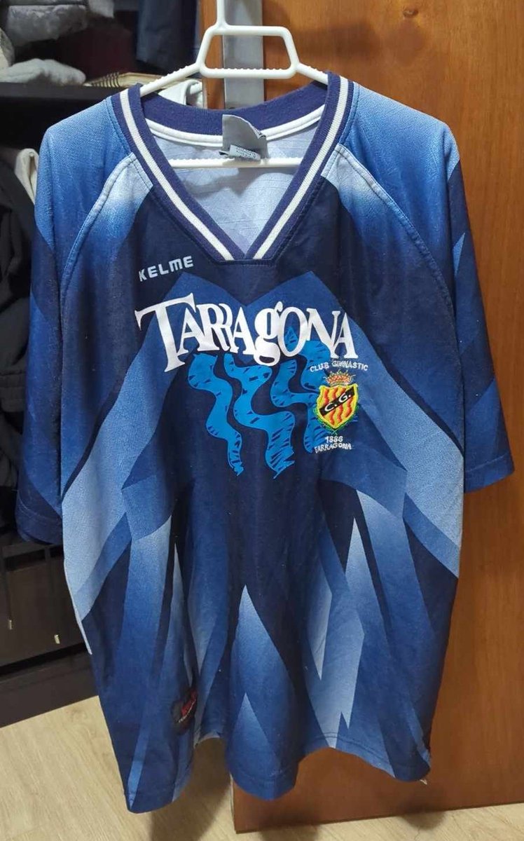 pellgrana's tweet photo. Sóc pesat, ho sé, però a veure si hi ha un cop de sort algun dia! 🤞

Busco aquestes samarretes. Si algú em pot ajudar a trobar-les, estic obert a fer canvis, comprar...

Gràcies com sempre, us ho agraeixo moltíssim! ❤️🤍 https://t.co/Hnj8D3FEku
