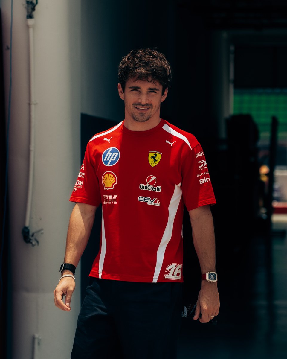 VantageSea's tweet photo. 🇲🇾 

Không khí cuối tuần đua Bahrain Grand Prix đã chính thức bắt đầu! 🏎️
Đối tác của Vantage – @scuderiaferrari – đã sẵn sàng trong garage, và Vantage cũng đang có mặt để hòa mình vào bầu không khí F1 đầy tốc độ.

Bạn muốn cùng ai tận hưởng khoảnh khắc này? Tag người đó ngay bên dưới! 👇

#VantageXScuderiaFerrariHP #VantageMarkets #F1 #Formula1 #BahrainGP #Sepang #ForzaFerrari