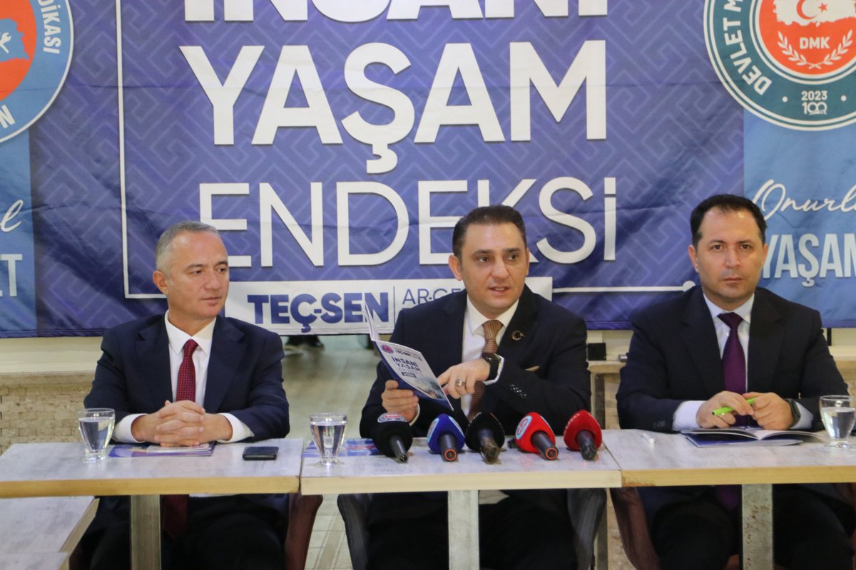 tecsen's tweet photo. 📊 İNSANİ YAŞAMIN GERÇEK MALİYETİNİ KAMUOYUYLA PAYLAŞTIK

TEÇ-SEN AR-GE Birimimiz tarafından hazırlanan “İnsani Yaşam Endeksi 2026” raporumuzu, Genel Başkanımız Ümit DEMİREL’in katılımıyla gerçekleştirdiğimiz  basın toplantısında kamuoyuyla paylaştık.

Bir insanın yaşamı yalnızca kira, mutfak ve faturalardan ibaret değildir.

Sağlıklı beslenebilmek, çocukların eğitim ve gelişimini karşılayabilmek, sosyal hayata katılabilmek, dinlenebilmek ve geleceğe güvenle bakabilmek de insanca yaşamın ayrılmaz parçalarıdır.

📌 Tek kişi
📌 2 kişilik aile
📌 5 kişilik aile

için hazırlanan araştırmamızla, insanca bir yaşamın gerçek aylık maliyetini tüm boyutlarıyla ortaya koyduk.

Çünkü mesele yalnızca hayatta kalmak değil; insanca yaşamaktır.

ÖNCE İNSAN.
İNSANCA YAŞAM BİR AYRICALIK DEĞİLDİR.

#TEÇSEN #İnsaniYaşamEndeksi2026 #İnsancaYaşam #Önceİnsan #EğitimÇalışanları #KamuÇalışanları