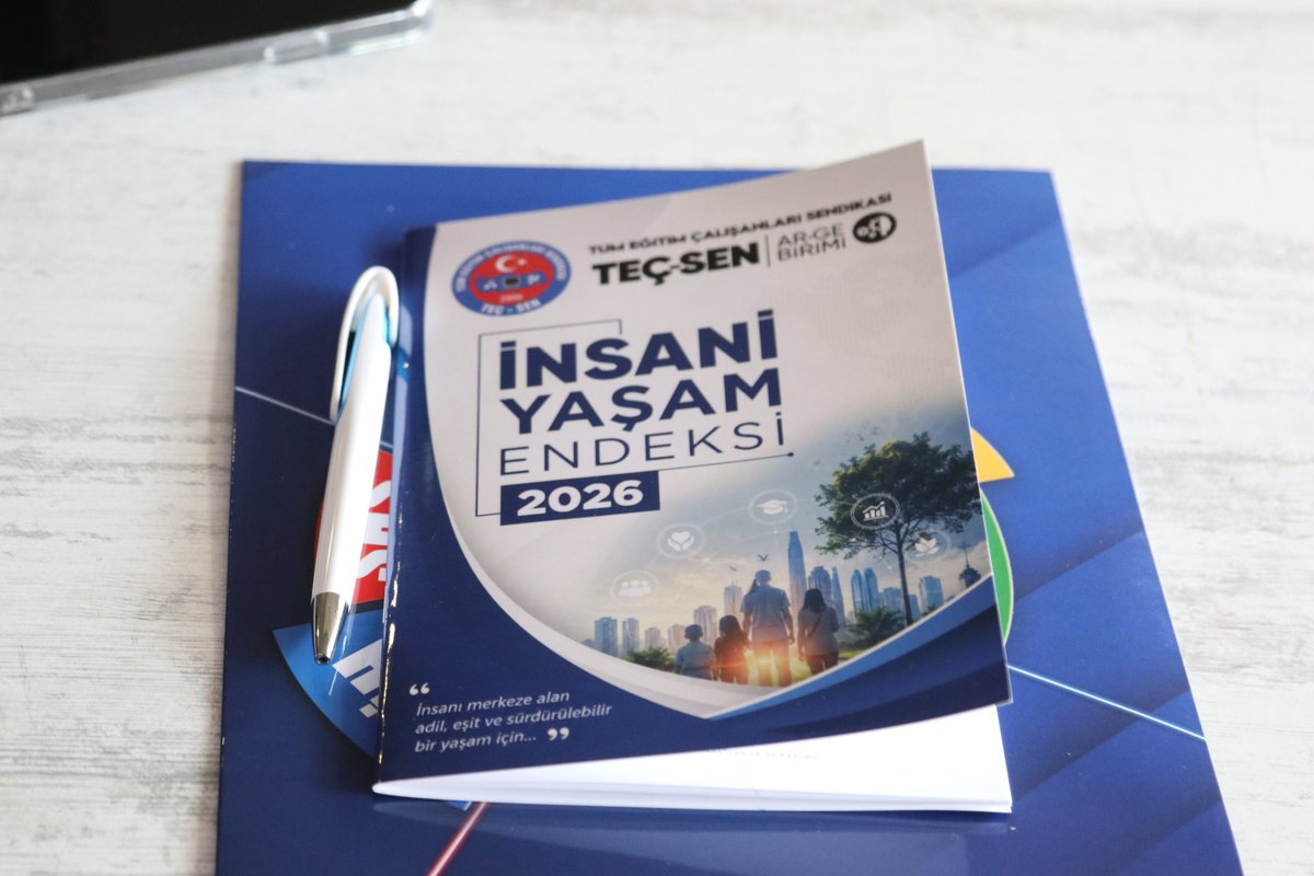 tecsen's tweet photo. 📊 İNSANİ YAŞAMIN GERÇEK MALİYETİNİ KAMUOYUYLA PAYLAŞTIK

TEÇ-SEN AR-GE Birimimiz tarafından hazırlanan “İnsani Yaşam Endeksi 2026” raporumuzu, Genel Başkanımız Ümit DEMİREL’in katılımıyla gerçekleştirdiğimiz  basın toplantısında kamuoyuyla paylaştık.

Bir insanın yaşamı yalnızca kira, mutfak ve faturalardan ibaret değildir.

Sağlıklı beslenebilmek, çocukların eğitim ve gelişimini karşılayabilmek, sosyal hayata katılabilmek, dinlenebilmek ve geleceğe güvenle bakabilmek de insanca yaşamın ayrılmaz parçalarıdır.

📌 Tek kişi
📌 2 kişilik aile
📌 5 kişilik aile

için hazırlanan araştırmamızla, insanca bir yaşamın gerçek aylık maliyetini tüm boyutlarıyla ortaya koyduk.

Çünkü mesele yalnızca hayatta kalmak değil; insanca yaşamaktır.

ÖNCE İNSAN.
İNSANCA YAŞAM BİR AYRICALIK DEĞİLDİR.

#TEÇSEN #İnsaniYaşamEndeksi2026 #İnsancaYaşam #Önceİnsan #EğitimÇalışanları #KamuÇalışanları