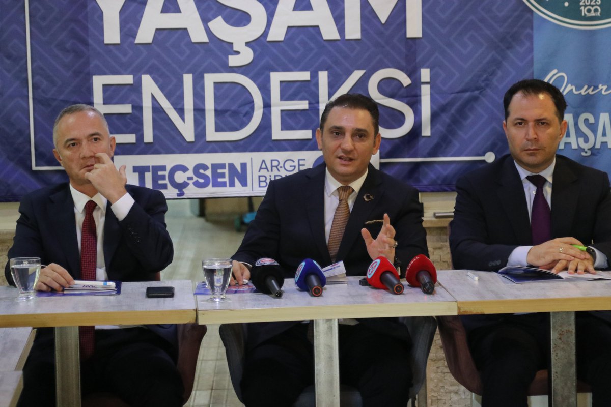 tecsen's tweet photo. 📊 İNSANİ YAŞAMIN GERÇEK MALİYETİNİ KAMUOYUYLA PAYLAŞTIK

TEÇ-SEN AR-GE Birimimiz tarafından hazırlanan “İnsani Yaşam Endeksi 2026” raporumuzu, Genel Başkanımız Ümit DEMİREL’in katılımıyla gerçekleştirdiğimiz  basın toplantısında kamuoyuyla paylaştık.

Bir insanın yaşamı yalnızca kira, mutfak ve faturalardan ibaret değildir.

Sağlıklı beslenebilmek, çocukların eğitim ve gelişimini karşılayabilmek, sosyal hayata katılabilmek, dinlenebilmek ve geleceğe güvenle bakabilmek de insanca yaşamın ayrılmaz parçalarıdır.

📌 Tek kişi
📌 2 kişilik aile
📌 5 kişilik aile

için hazırlanan araştırmamızla, insanca bir yaşamın gerçek aylık maliyetini tüm boyutlarıyla ortaya koyduk.

Çünkü mesele yalnızca hayatta kalmak değil; insanca yaşamaktır.

ÖNCE İNSAN.
İNSANCA YAŞAM BİR AYRICALIK DEĞİLDİR.

#TEÇSEN #İnsaniYaşamEndeksi2026 #İnsancaYaşam #Önceİnsan #EğitimÇalışanları #KamuÇalışanları