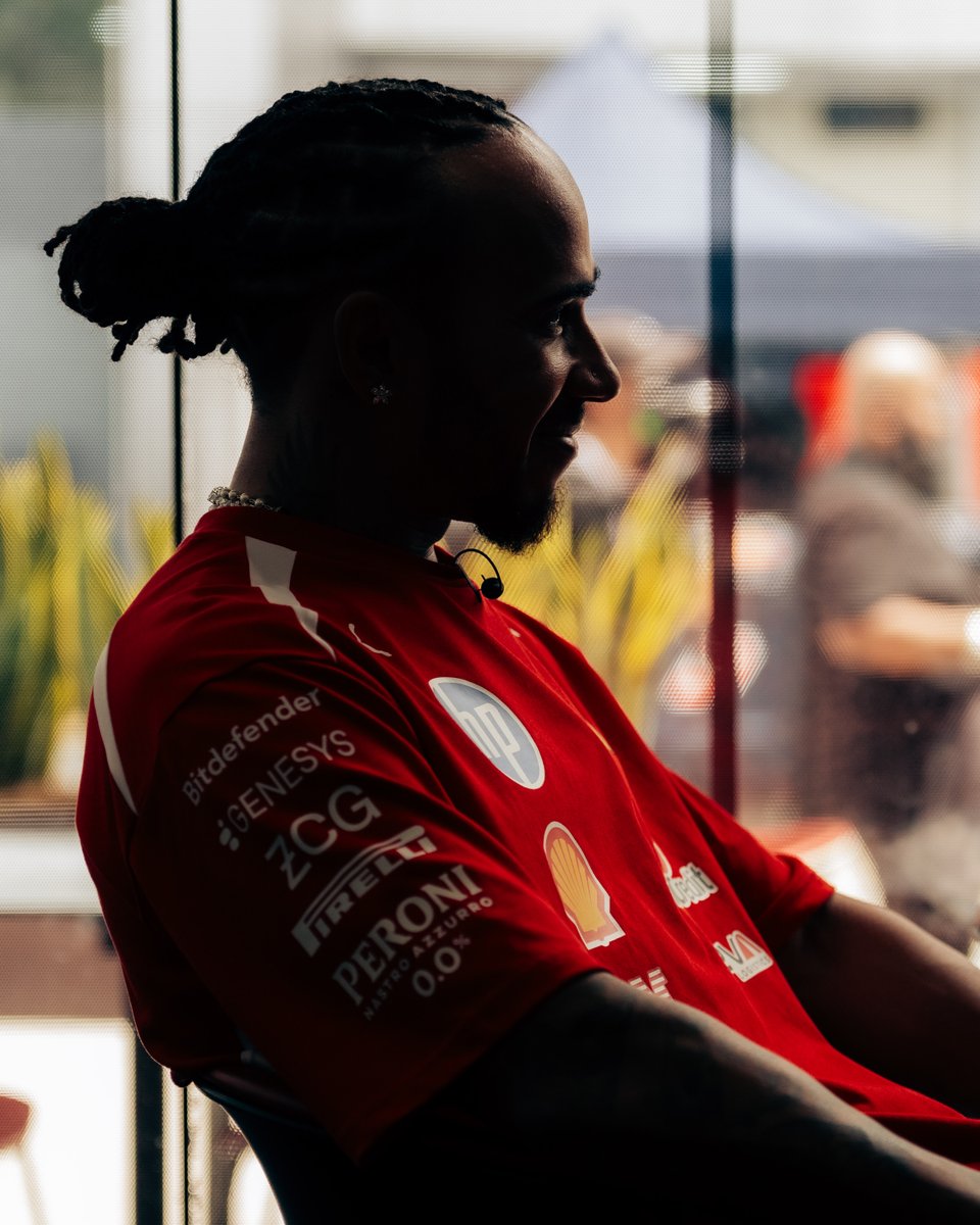 VantageSea's tweet photo. 🇲🇾 

Không khí cuối tuần đua Bahrain Grand Prix đã chính thức bắt đầu! 🏎️
Đối tác của Vantage – @scuderiaferrari – đã sẵn sàng trong garage, và Vantage cũng đang có mặt để hòa mình vào bầu không khí F1 đầy tốc độ.

Bạn muốn cùng ai tận hưởng khoảnh khắc này? Tag người đó ngay bên dưới! 👇

#VantageXScuderiaFerrariHP #VantageMarkets #F1 #Formula1 #BahrainGP #Sepang #ForzaFerrari