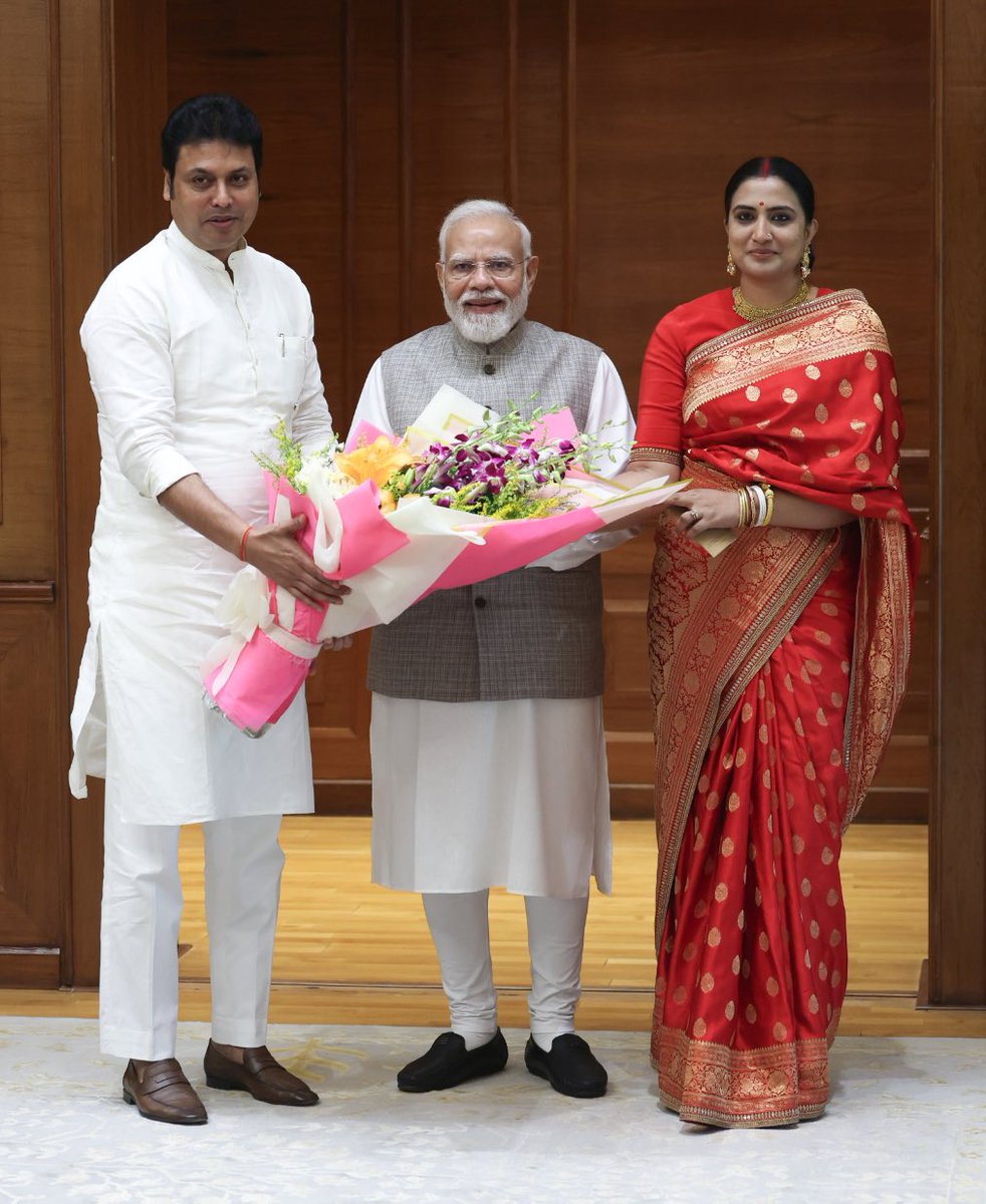 BjpBiplab's tweet photo. देश के यशस्वी प्रधानमंत्री आदरणीय श्री नरेन्द्र मोदी जी से सपत्निक शिष्टाचार भेंट कर उनका आशीर्वाद प्राप्त किया। https://t.co/2eCfqQm6QB