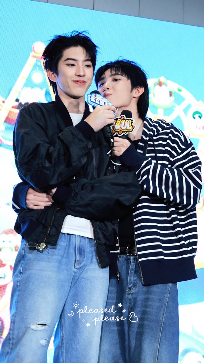 pleasedplease_'s tweet photo. 👥: กอดกันหน่อยๆ
🐣: 😗💕

side by side with KenPaul

#GMMTVFANIVAL2026HappyFamilyxKP
#KenPaul https://t.co/gKKvw9PvLH