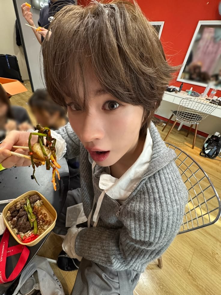 Lyeesol's tweet photo. @kyugmnin kamu di kameraku sekecil itu 🤏🏻🤏🏻 https://t.co/vjNvc7418D