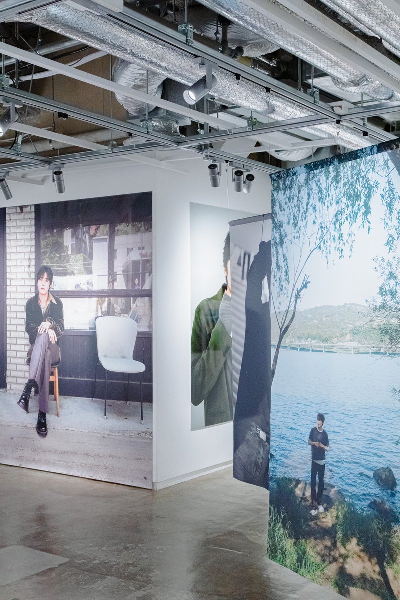 parco_x's tweet photo. 【EC販売開始✨】

『キム・ドンヒ写真展「Unscripted Days —ソウル、台本のない5日間」』

先日終了した展覧会会場で販売していたオリジナルグッズのEC販売が、本日より数量限定でスタートしました！

会場に来られなかった方も、買い逃してしまった方も、この機会にぜひ🛍️

▼販売はこちら
https://t.co/sQvdiKfwLc
さらに、EC販売限定の「サイン入り写真集」も数量限定で入荷しています📖✨