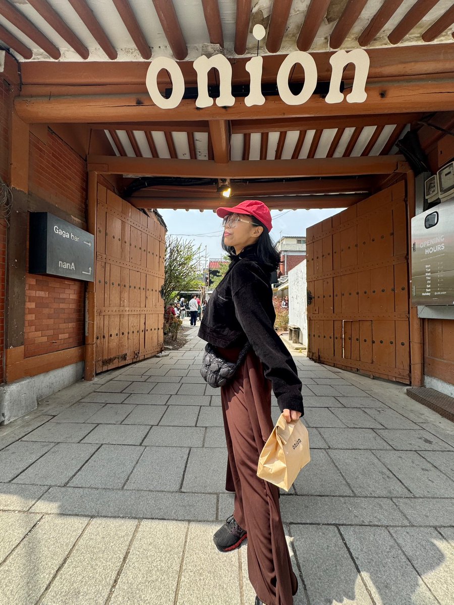 ustadchen's tweet photo. Tiba-tiba pengen balik ke Korea pas liat harga tiket pesawatnya murah 😭 Udah lama banget juga nggak ke sana huhu drop foto kalian di Korea dong, aku homesick 😢😢😢 (lho) https://t.co/E1z2fov8Gd