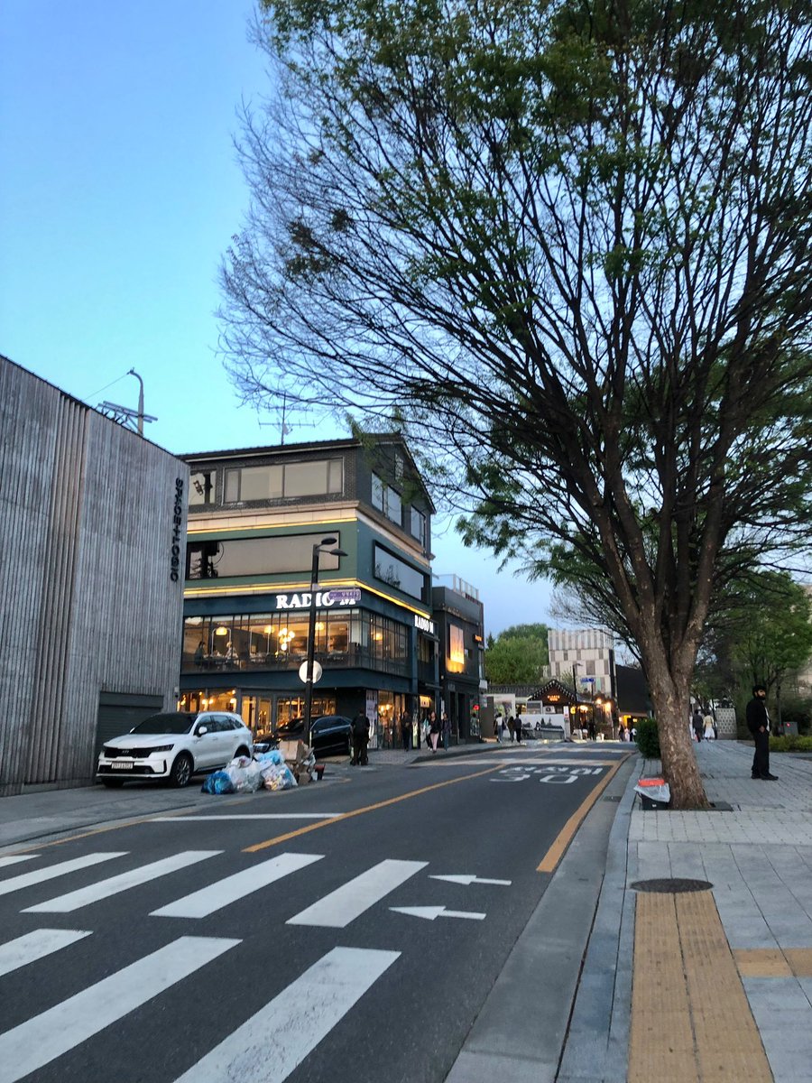 ustadchen's tweet photo. Tiba-tiba pengen balik ke Korea pas liat harga tiket pesawatnya murah 😭 Udah lama banget juga nggak ke sana huhu drop foto kalian di Korea dong, aku homesick 😢😢😢 (lho) https://t.co/E1z2fov8Gd