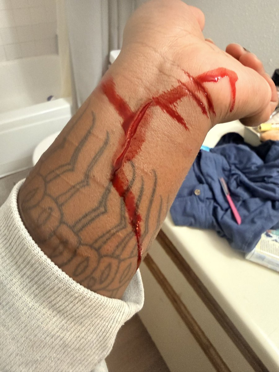 Queenofsaygon3's tweet photo. I tried to kill mysslf in my friends house and failed #FAKE #HorrorMakeup
#HorrorMakeupArtist
#SFXMakeup
#SFXMakeupArtist
#SpecialEffectsMakeup #oomf #shedtwt #beans https://t.co/anGvwRCPPr
