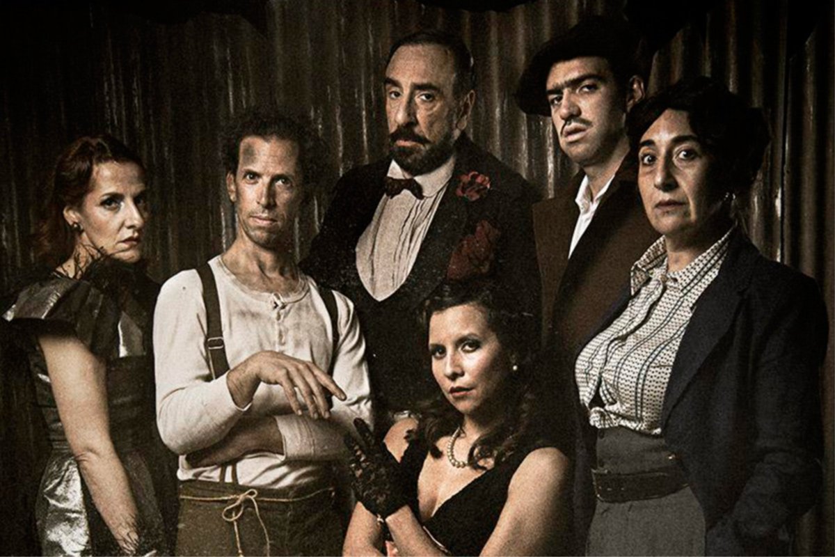 RevistaGodot's tweet photo. "Soy un convencido fanático de la hermandad de sangre entre el humor y la poesía". 

Mauricio Kartun presenta 'Baco polaco' en @TeatrosCanal  (del 2 al 11 de octubre). Hablamos con él sobre tragedia griega, carnaval y el odio en la sociedad actual. 

🔗 https://t.co/0PNnFIMCg4 https://t.co/a42lfNuMOm