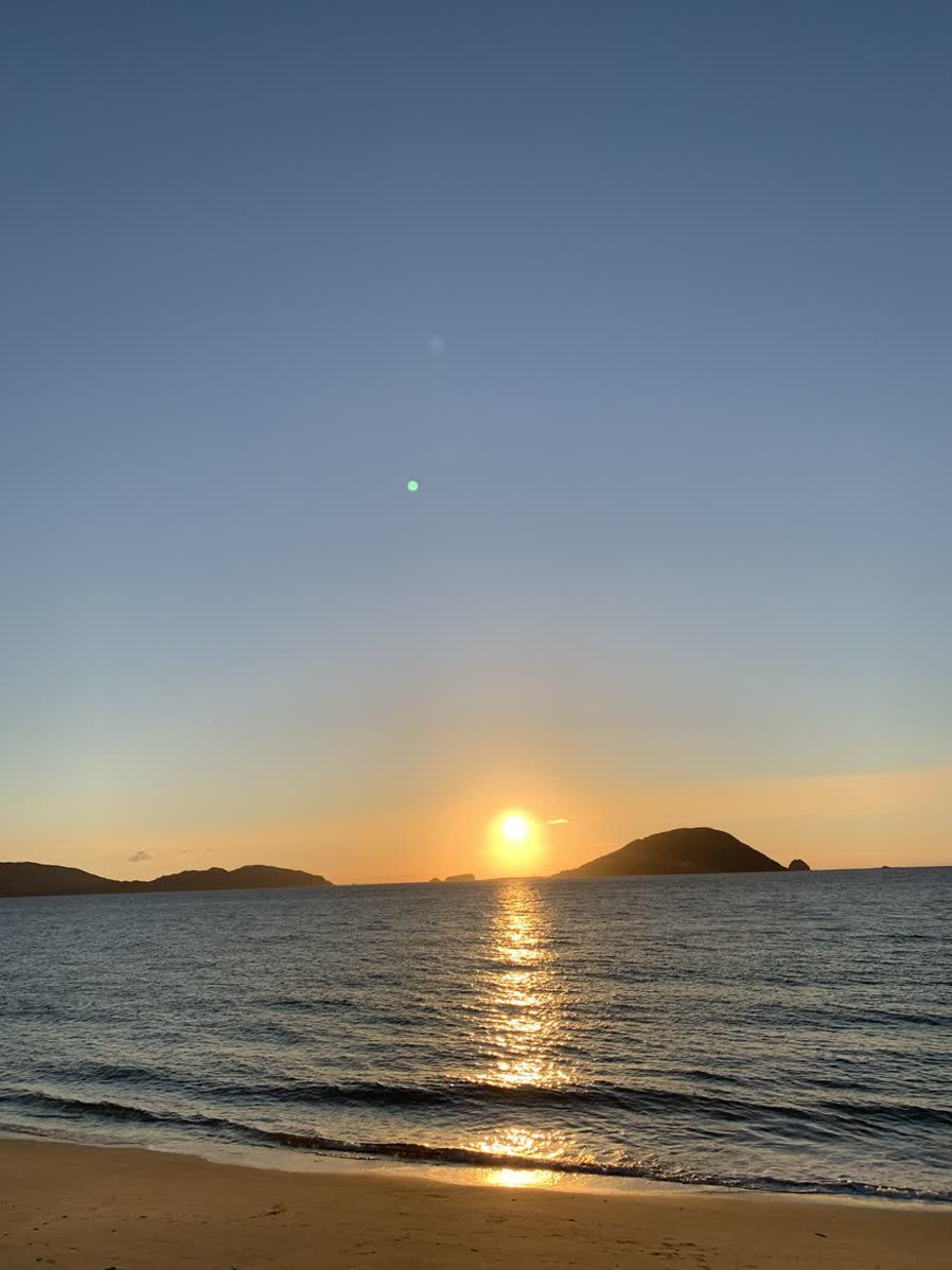 punhetilson67's tweet photo. Nada como a combinação do mar com um lindo pôr do sol. https://t.co/SgXiEfIAnG