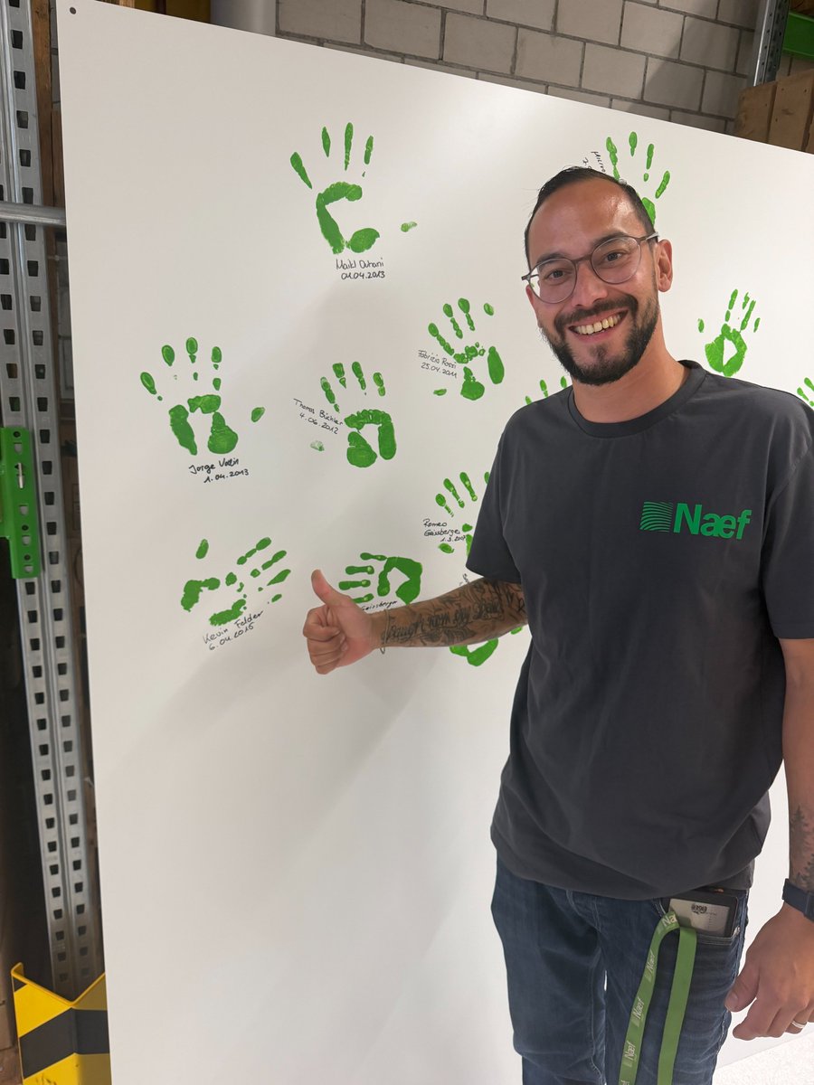 naefgroup's tweet photo. 🎉 Viermal 10 Jahre. Ein grosses Dankeschön! 💚

Am Freitag, 25. September, durften wir gemeinsam mit unserem Team vier besondere Jubiläen feiern. Seit jeweils zehn Jahren gehören diese geschätzten Kollegen zur Naef GROUP:

💚 Haris Hasanbasic, Qualitätsmanager Anrosan
💚 Kevin Felder, Teamleiter Anrosan
💚 Thomas Bircher, Techniker ANROSAN
💚 Viktor Schulz, Heiziger HAT-System

Lieber Haris, lieber Kevin, lieber Thomas, lieber Viktor: Hinter diesen zehn Jahren stehen unzählige gemeinsam gemeisterte Herausforderungen, wertvolle Begegnungen und viele schöne Erinnerungen.

Mit eurem Fachwissen, eurer Verlässlichkeit und eurem täglichen Einsatz prägt ihr unser Unternehmen. Vor allem aber seid ihr als Menschen ein wichtiger Teil unseres Teams. Dafür danken wir euch von Herzen. 🤝

Eure Treue und euer Engagement sind für uns keine Selbstverständlichkeit. Umso schöner war es, euch an diesem Abend gebührend zu feiern!

Auf euch und auf viele weitere gemeinsame Jahre bei der Naef GROUP! 🥂

#NaefGROUP #TeamNaef #10Jahre #Dienstjubiläum #Teamgeist #Danke
