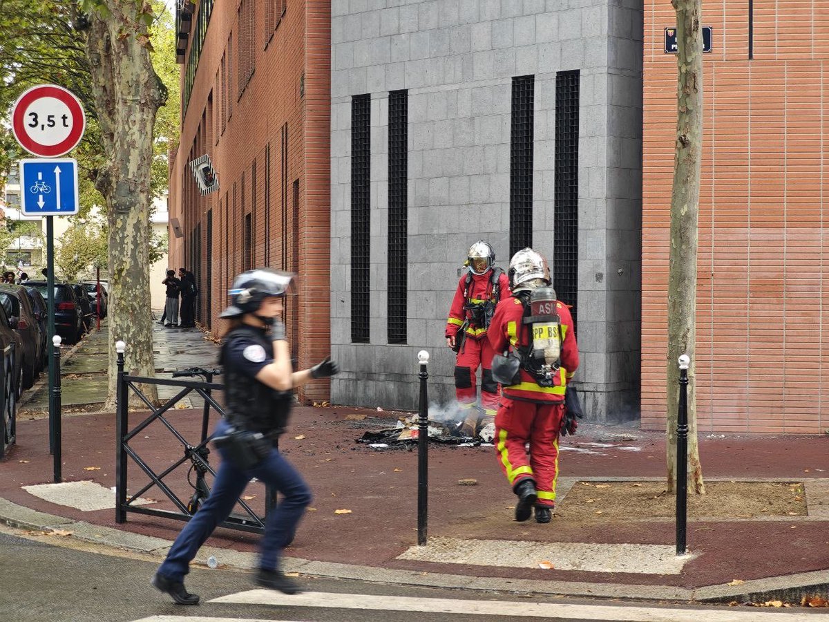 al_bonnel's tweet photo. Après la visite du pape et ses bienfaits, je vous avais promis de vous présenter des modèles à suivre, des héros du quotidien, ceux qui construisent. Je ne pensais pas les rencontrer dans une laverie.

Ces jeunes que j’ai rencontrés et photographiés m’ont émue par leur maturité, leur humanité, leur douceur et leurs revendications. Ils m’ont confié leur peur face aux violences : ils manifestaient pour la première fois et n’avaient jamais vécu cela.

Ils se sont abrités dans une laverie ou dans des couloirs d’immeubles pour retrouver leur souffle. Les gaz lacrymogènes leur irritaient fortement les yeux et la gorge. Ils ne savaient pas comment se protéger.

La grande majorité des jeunes que j’ai rencontrés disent ne pas vouloir de violence. Mes photographies montrent leurs visages et, pour certains, leur peur face aux affrontements. Dans leurs paroles, leur solidarité et leur souci de l’avenir, j’ai trouvé des raisons d’espérer…

Je pense aussi aux pompiers arrivés avec calme et réactivité, et aux policiers qui ont gardé leur calme malgré les provocations. Leur mal-être mérite également d’être entendu, tout comme les revendications des fonctionnaires, dont certains étaient en grève quelques jours auparavant. Au fil de ces échanges, j’ai eu le sentiment que, derrière des rôles différents, les jeunes comme les agents publics partageaient un profond malaise.